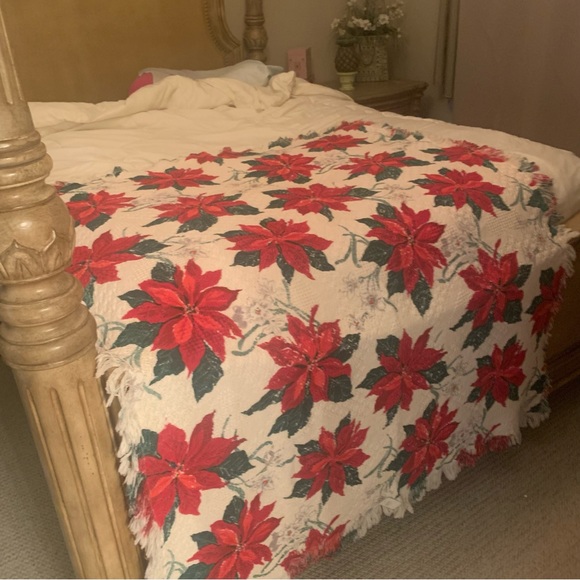 Christmas Throw Red and Green Pointsettias on Cream Background 40” by 50” Clean! - Picture 4 of 7